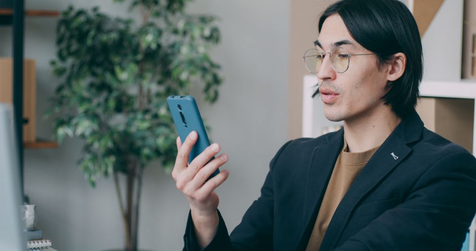 学生用手机核对学校发来的入学确认文件