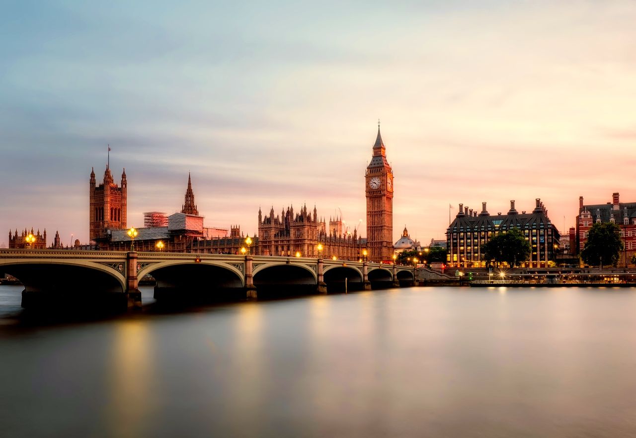 英国留学申请服务比较维度示意图